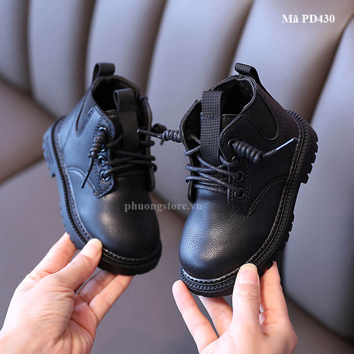 Những đôi giày bốt cho bé đáng yêu sẽ khiến bạn thích thú cho con bạn. Xem ảnh để chọn đôi giày hoàn hảo cho các hoạt động mùa đông năm nay.